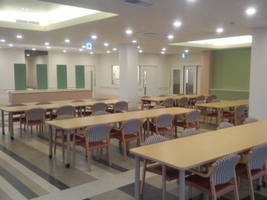 広い食堂の明るい空間