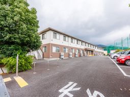 建物外観と駐車場  