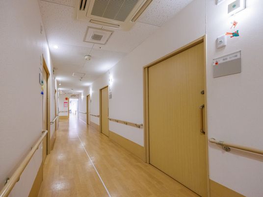 手すり付きの明るい廊下