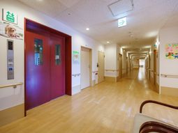 明るい廊下とエレベーター  
