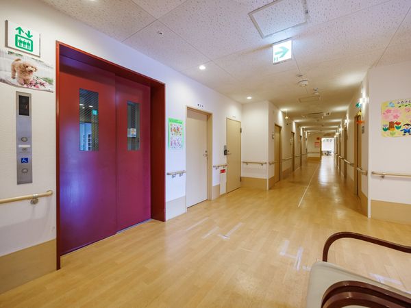 明るい廊下とエレベーター  