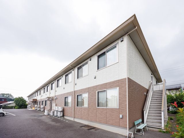 施設の外観 外観 広い敷地に建つ、落ち着いた色合いの建物です。窓が多く、明るい雰囲気が感じられます。