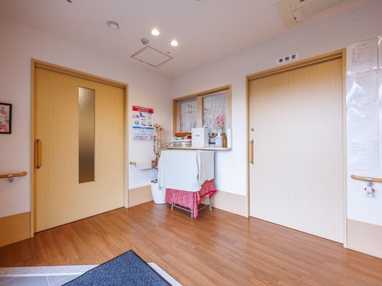明るい事務室前の廊下  