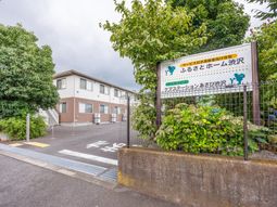 緑に囲まれた建物外観  