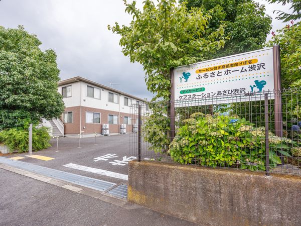 緑に囲まれた建物外観  