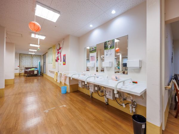 手洗い台のある廊下  