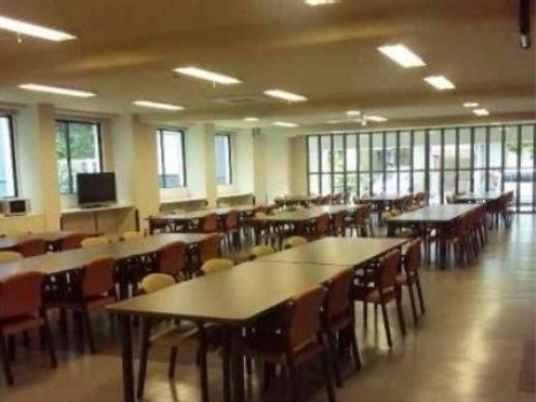 広々とした明るい食堂