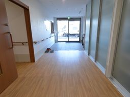 明るい廊下と出入り口