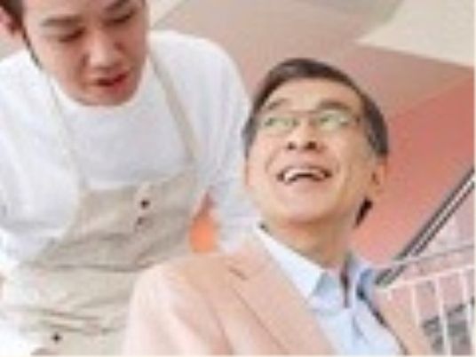 笑顔の利用者と職員