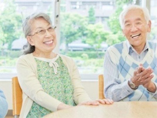 笑顔の高齢者ペアダイニングで