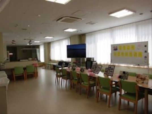 明るい広々とした食堂