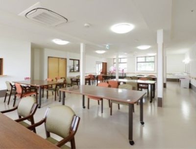 広々とした明るい食堂