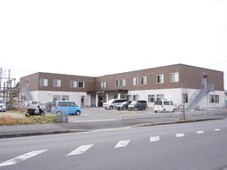 広々とした建物の外観