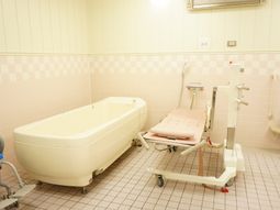 バリアフリー設計の浴室