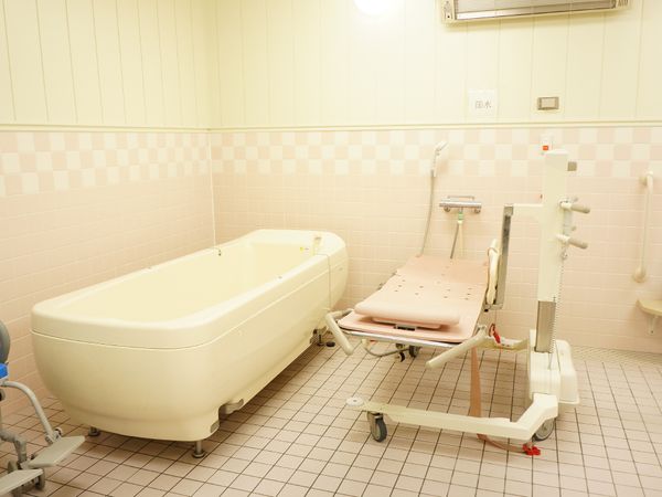 バリアフリー設計の浴室