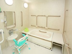 バリアフリー設計の浴室