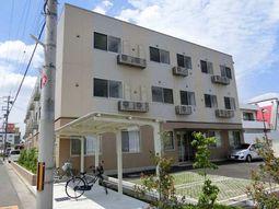 清潔な三階建て建物