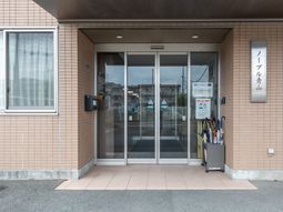 自動ドアのあるエントランス  