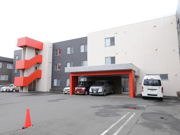 モダンな建物のエントランス