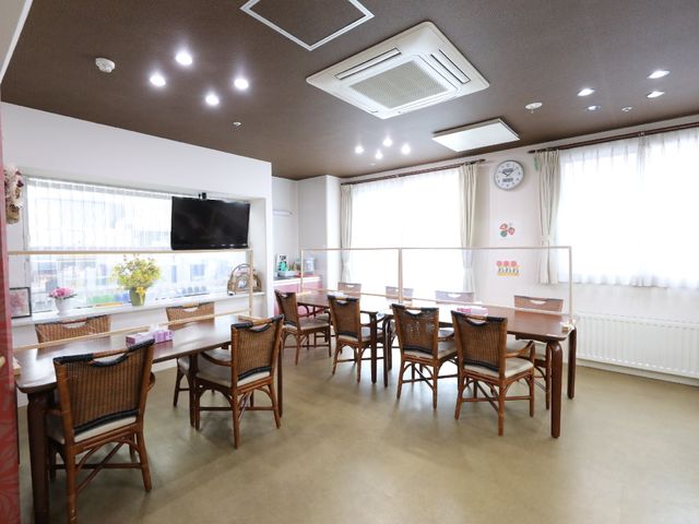 明るいダイニングスペース 共有スペース 天井の高い明るい食堂で、居心地の良い食時を提供します。窓際のテーブル席からは、日差しを浴びながらお食事が楽しめます。