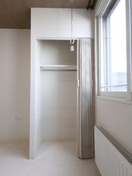 明るい窓側のクローゼット