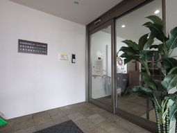 清潔な施設のエントランス