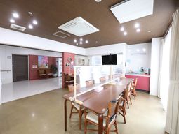 広々とした明るい食堂