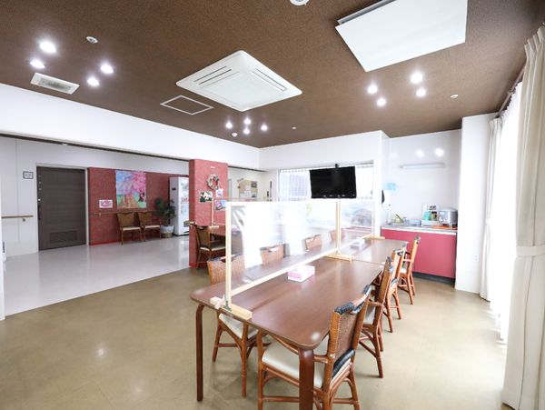 広々とした明るい食堂
