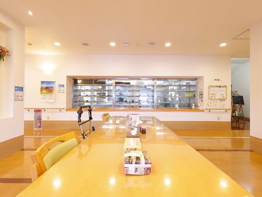 明るい食堂の様子