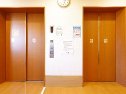 清潔な木目調エレベーター