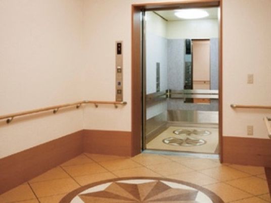 エレベーター前の廊下