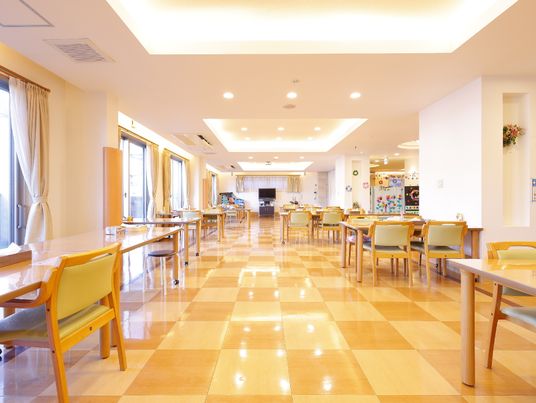 広々とした明るい食堂