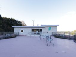 白壁の建物外観と広場