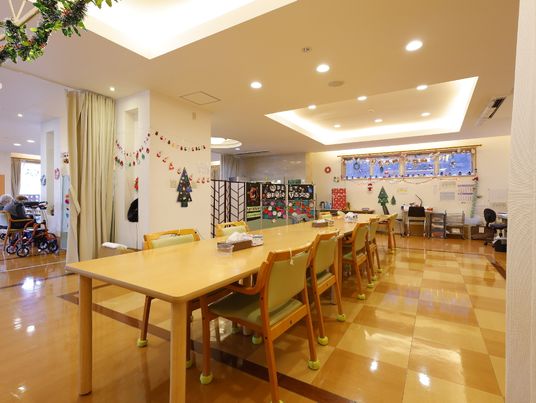 明るい食堂の様子