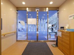 明るいエントランスの様子