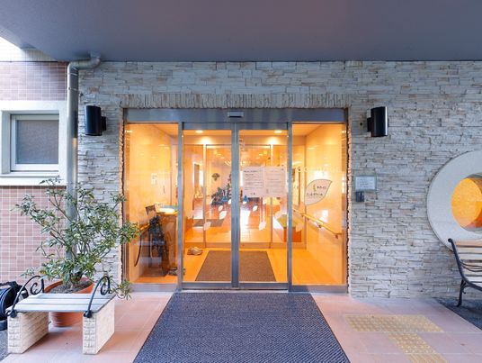 エントランスの明るい入口