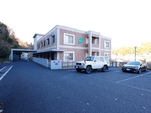 施設の外観と駐車場