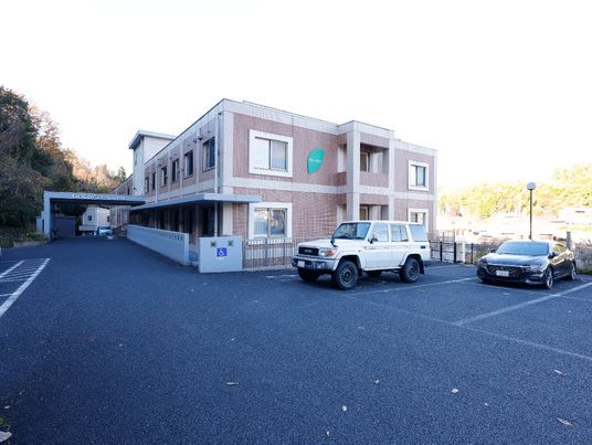 施設の外観と駐車場