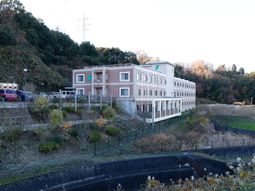 緑に囲まれた施設外観