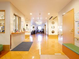 明るいエントランスの風景