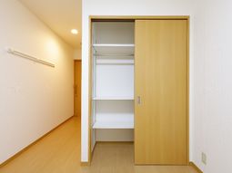 整頓された居室のクローゼット