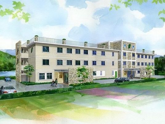 明るい施設の外観