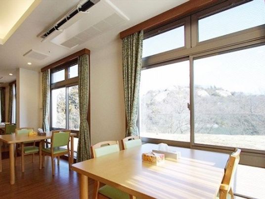 窓から光差すダイニング