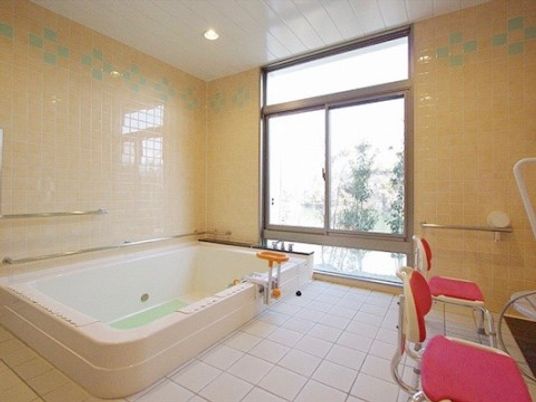 明るい浴室の風景