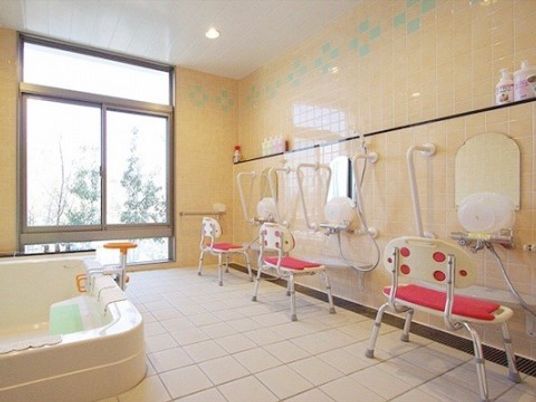 明るい快適な浴室