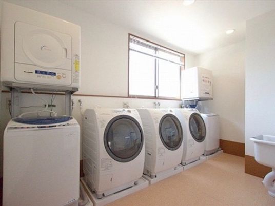 洗濯機と乾燥機の設備