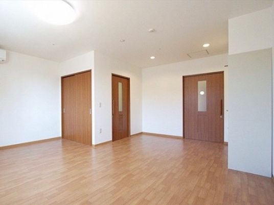 広々とした明るい居室