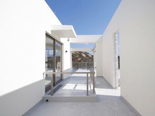 白壁の明るい中庭