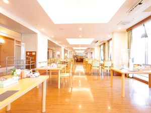 光り輝く清潔な食堂