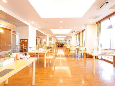 光り輝く清潔な食堂